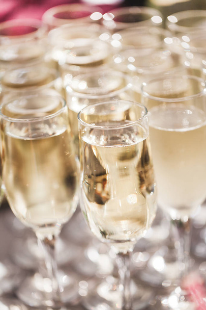 набор бокалов для шампанского на свадебном приеме, крупный план
 - Фото, изображение