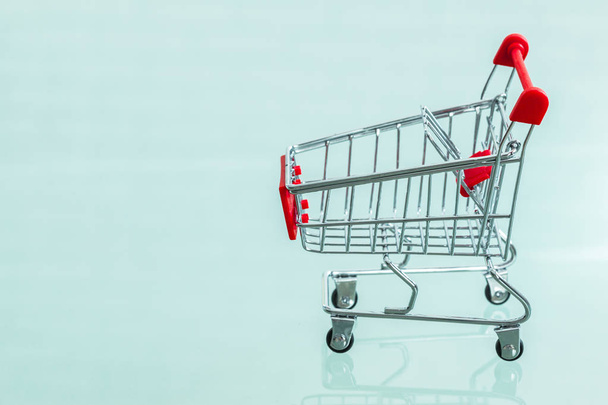 Empty supermarket shopping cart, close-up view - Foto, afbeelding