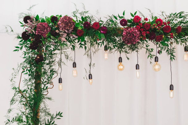 Свадебный прием украшения с электрическими лампочками edison и свежие красные цветы, деревенский стиль
 - Фото, изображение