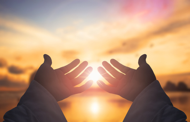 Pojęcie Boga zbawienia: ludzkie ręce otwartej dłoni się kultu - Zdjęcie, obraz