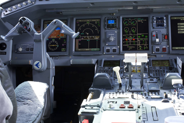 Borispol, Ukraine - August 01, 2018: Inside view of a Embraer ERJ-190 aircraft cockpit. The capitain place. - Foto, afbeelding