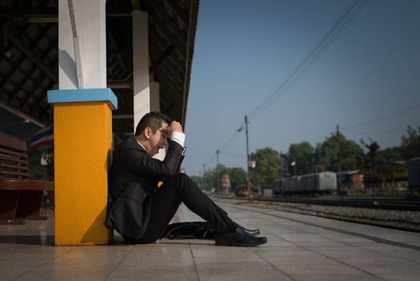 Молодой азиатский бизнесмен стресс / беспокойство / головная боль / разочарование во время работы, безработица, уволен с работы, разочарование, потеря и чувство вниз концепции
 - Фото, изображение