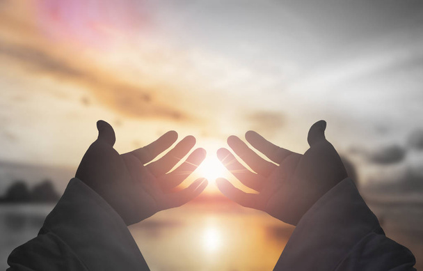 O conceito da salvação de Deus: mãos humanas abrem palma para cima adoração
 - Foto, Imagem