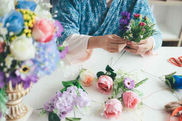 Magabiztos fiatal üzleti tulajdonos virág bolt üzlet-virágüzlet botanika csokor virágzó - Fotó, kép