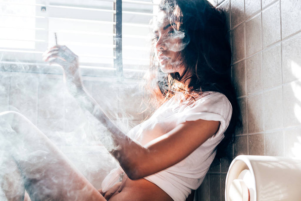 Retrato de moda de mujer hermosa sexy cuerpo delgado fumar cigarrillo
 - Foto, Imagen