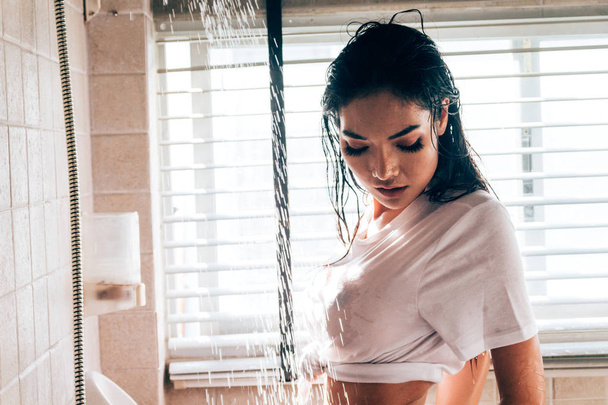 Retrato de moda de mulher bonita sexy corpo magro no banheiro
 - Foto, Imagem