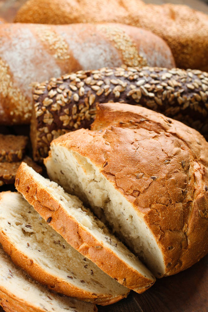 Набор различных свежего хлеба на деревянном фоне. Концепт хлеба
 - Фото, изображение