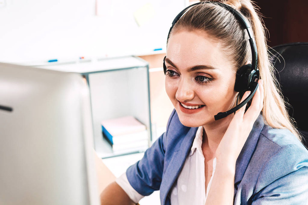 schöne Geschäftsfrau Customer Support Services arbeiten mit Headset und Computer im Call Center - Foto, Bild