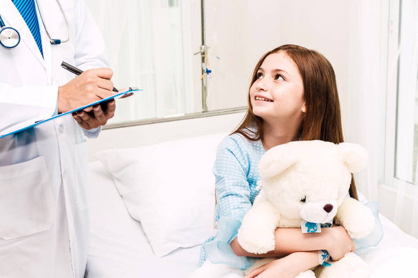 Danışmanlık doktor ve hastanede küçük kızla bilgilerini kontrol edin. Küçük bir kız sick.healthcare ve tıp vardır - Fotoğraf, Görsel