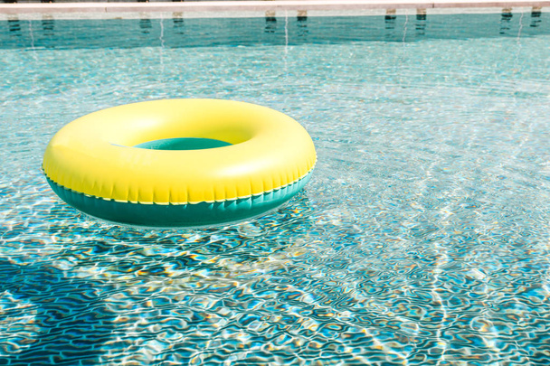 Anneau flottant sur piscine d'eau
 - Photo, image