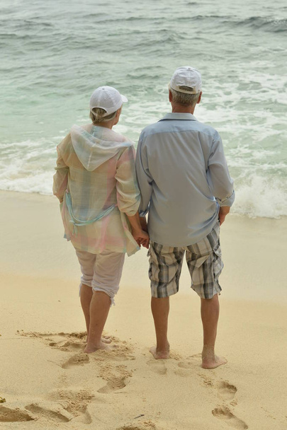 starší pár na tropické pláži - Fotografie, Obrázek