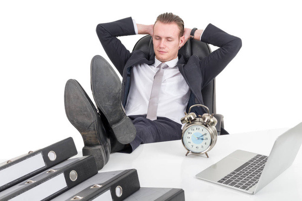 Homme d'affaires surmené fatigué dormant sur la table avec ordinateur portable et documents isolés sur fond blanc
 - Photo, image