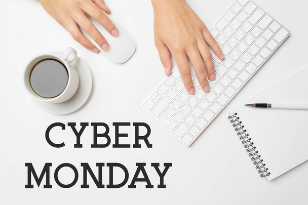 Cyber Monday sign on computer - Фото, зображення