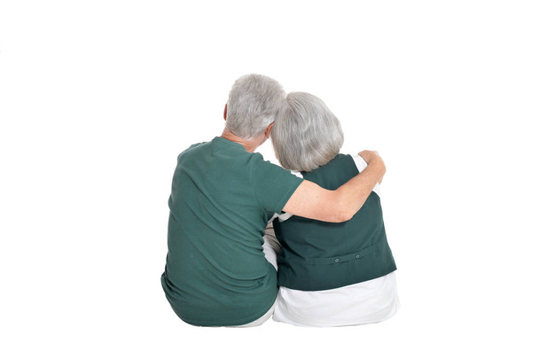 年配のカップルを抱いて白い背景で隔離の背面図  - 写真・画像