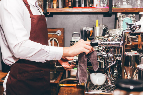 Чоловік Бариста використовує кавоварку для приготування кави в кафе
 - Фото, зображення
