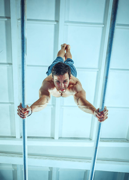 The sportsman during difficult exercise, sports gymnastics - Fotoğraf, Görsel