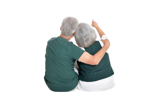 Οπίσθια όψη της ανώτερος ζευγάρι αγκάλιασμα απομονώνονται σε λευκό φόντο  - Φωτογραφία, εικόνα