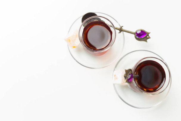 Турецкий чай в традиционных стаканах на белом фоне
 - Фото, изображение