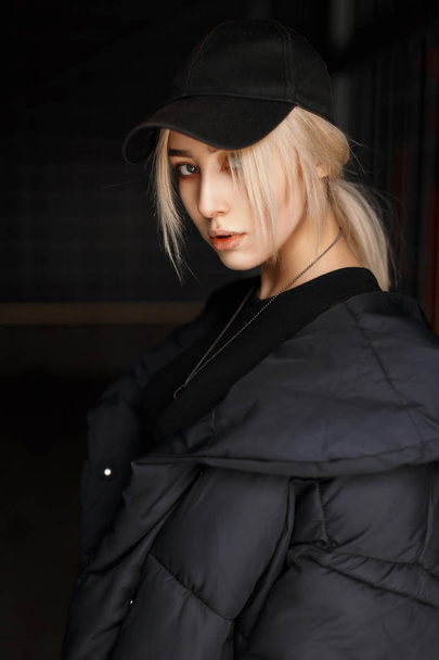Güzel moda genç kadın kapalı koyu arka plan üzerinde siyah şık ceket siyah moda kapaklı - Fotoğraf, Görsel
