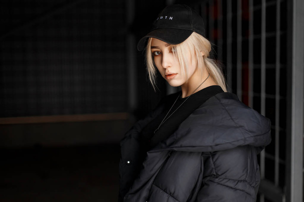 Νέοι κομψό όμορφη γυναίκα σε ένα μοντέρνο σακάκι χειμώνα μαύρη cap και μόδα - Φωτογραφία, εικόνα
