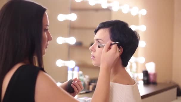 Makyaj sanatçısı neşeyle kızla gölgelendirme toz iletişim kurar - Video, Çekim