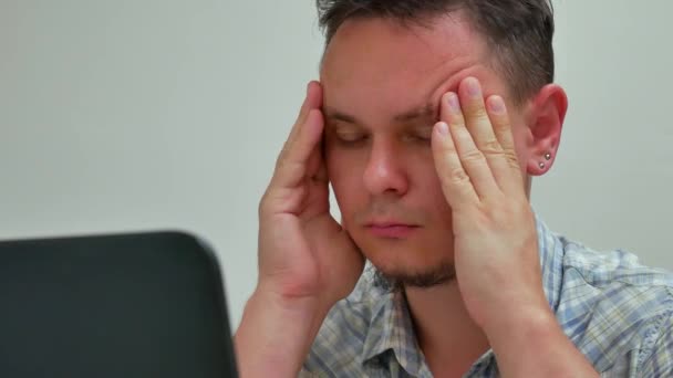 Kaukasische benadrukt man moe en hoofdpijn of migraine hebben op kantoor - Video