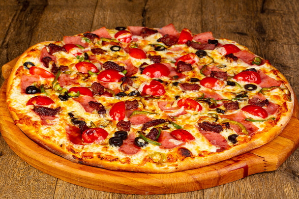 Пицца с сосисками и сыром
 - Фото, изображение