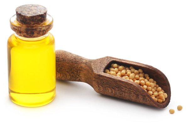 Zlatá hořčice s olejem v láhvi nad bílým pozadím - Fotografie, Obrázek