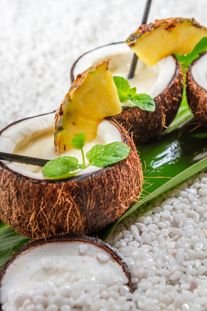 Pinacolada drink with fresh mint leaves - Foto, Imagen