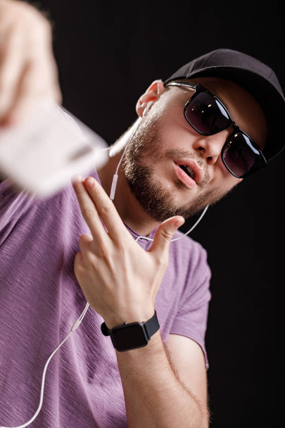 man listening to music in headphones - Foto, Imagen