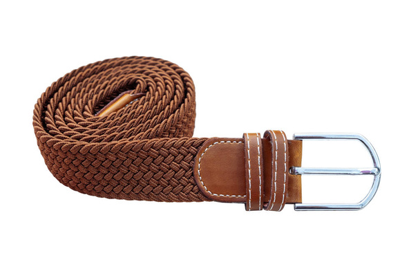 Cinturón de cuero genuino tejido sobre un fondo blanco aislado
. - Foto, Imagen
