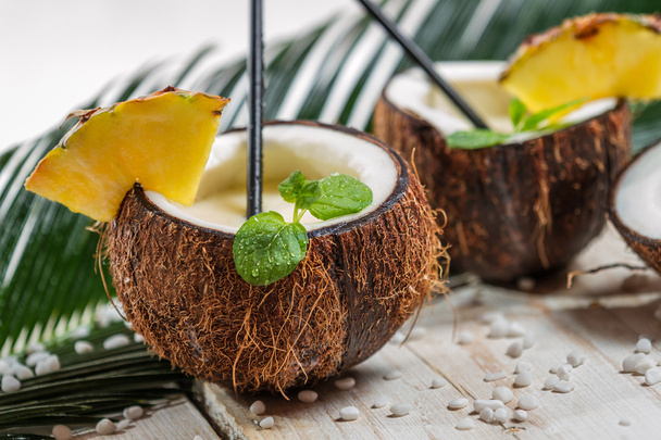 Fresh pinacolada drink served in a coconut - Foto, afbeelding