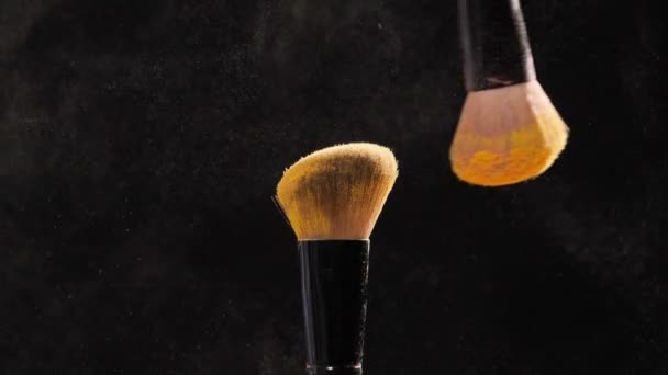 Pędzli z złoty proszek kosmetyczne do makijażu - Materiał filmowy, wideo