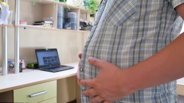 Valkoihoinen nuoret miehet kosketa ja tarkista rasva vatsa toimistossa
 - Materiaali, video