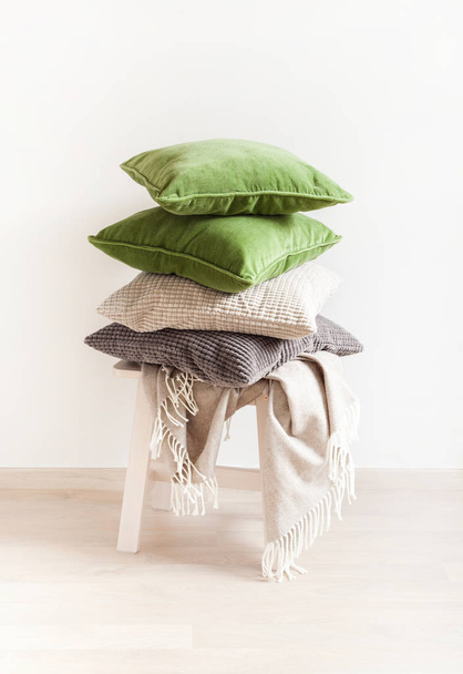 γκρι και πράσινο μαξιλάρια, ρίχνουν. ζεστό, άνετο σπίτι - Φωτογραφία, εικόνα
