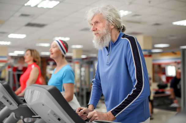 Group of elderly people training in modern gym - Фото, зображення
