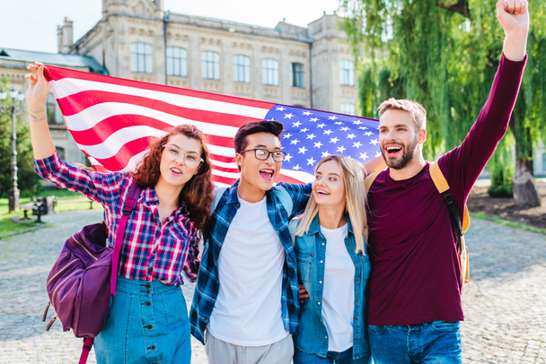 portrait d'étudiants multiculturels souriants avec drapeau américain dans le parc
 - Photo, image