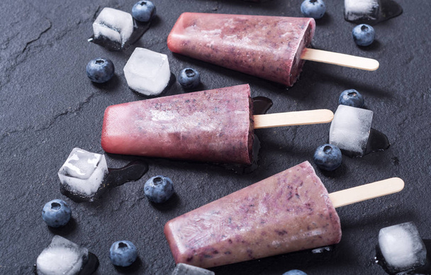 Popsicle with blueberries and yogurt . Summer ice cream - Foto, Imagem