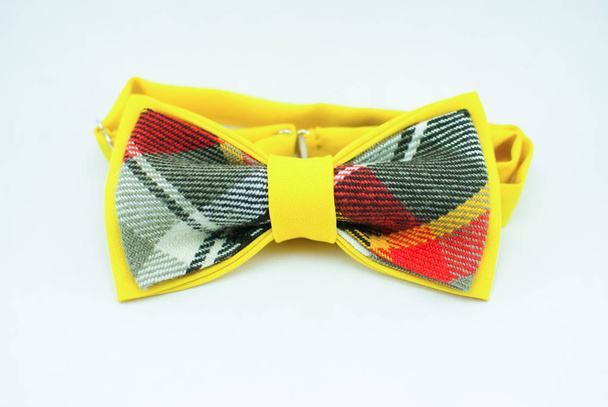 Элегантный желтый галстук из мягкой ткани
 - Фото, изображение