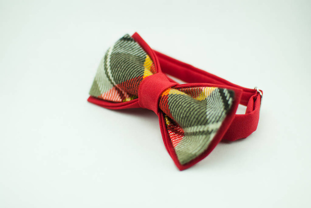 Jól megtervezett elegáns piros csokornyakkendő készült puha ruhával - Fotó, kép