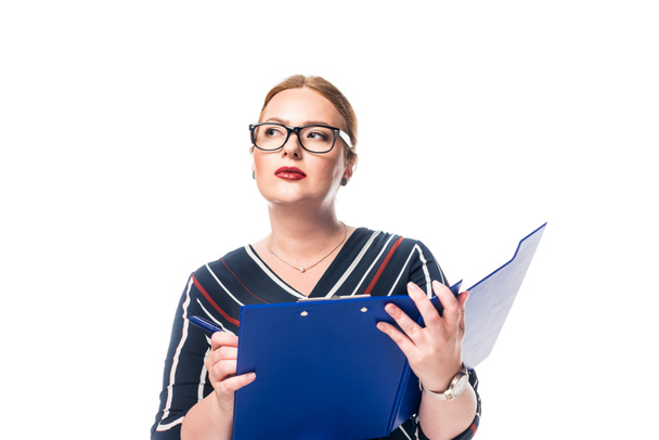 nachdenkliche Geschäftsfrau mit Brille schreibt in Klemmbrett isoliert auf weißem Hintergrund  - Foto, Bild