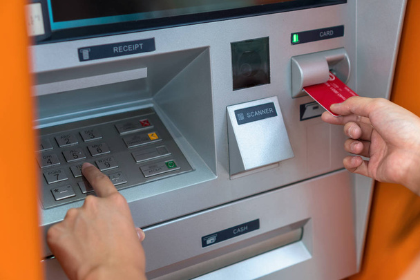 Nahaufnahme Frau hebt das Bargeld über Geldautomat ab, Geschäft Automatenkonzept - Foto, Bild