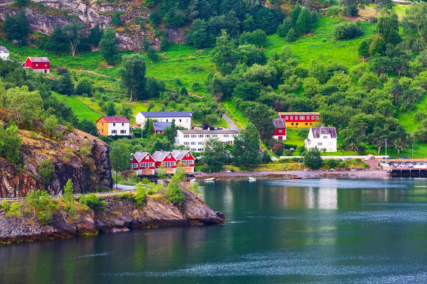 Noorwegen dorp en rots landschap in Flam - Foto, afbeelding