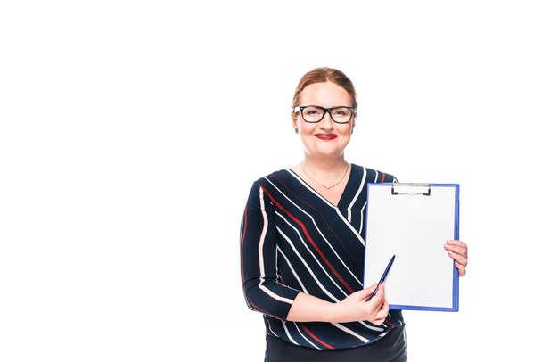 donna d'affari sorridente che punta a penna a appunti vuoti isolati su sfondo bianco
  - Foto, immagini