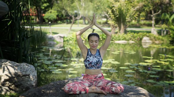Fitness, formazione femminile yoga posa all'aperto nel parco, spazio copia. Giovane ragazza magra fa esercizio. Stretching, benessere, calma, relax, stile di vita sano e attivo
 - Foto, immagini