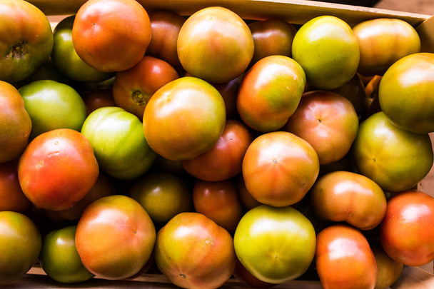 Caixas de tomates vermelhos brilhantes prontas para venda em um mercado de agricultores
 - Foto, Imagem