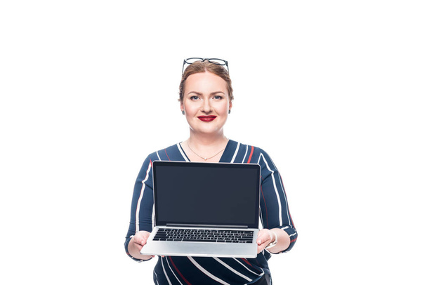 empresária feliz mostrando laptop com tela em branco isolado no fundo branco
  - Foto, Imagem
