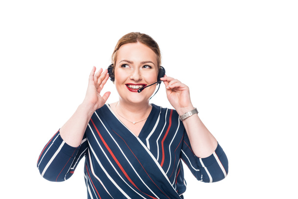 ευτυχισμένη γυναίκα χειριστή τηλεφωνικού κέντρου με ακουστικά που απομονώνονται σε λευκό φόντο  - Φωτογραφία, εικόνα
