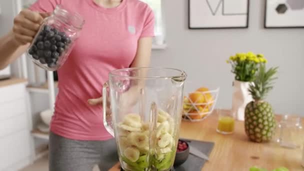 Teil der Frau bereitet Frucht-Smoothie in Küche zu - Filmmaterial, Video