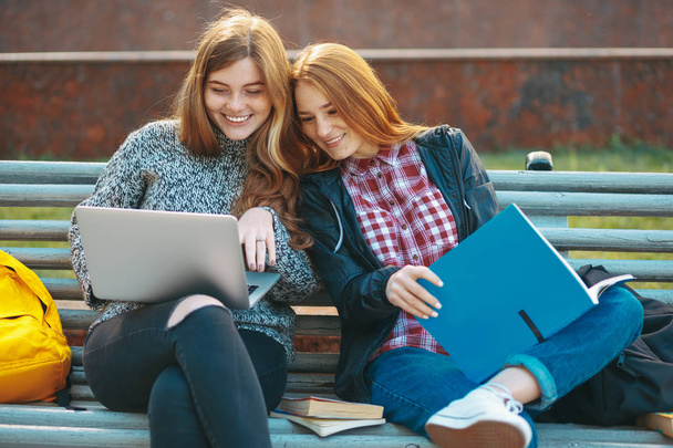 College students looking to laptop screen smiling - Valokuva, kuva